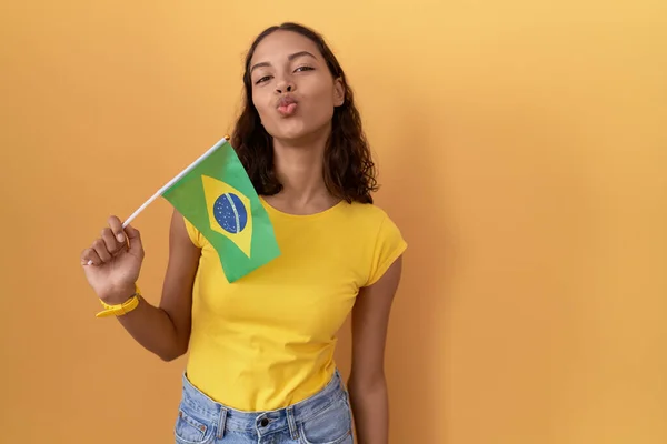Mujer Hispana Joven Sosteniendo Bandera Brasil Mirando Cámara Soplando Beso — Foto de Stock