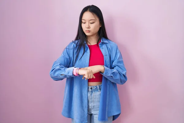 Jovem Mulher Asiática Sobre Fundo Rosa Verificando Tempo Relógio Pulso — Fotografia de Stock