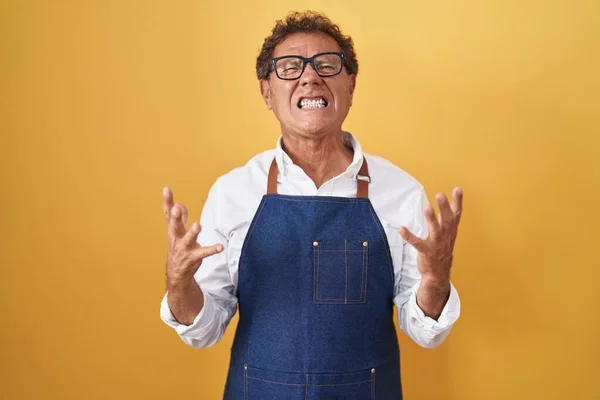 Hombre Hispano Mediana Edad Con Delantal Cocinero Profesional Loco Loco — Foto de Stock