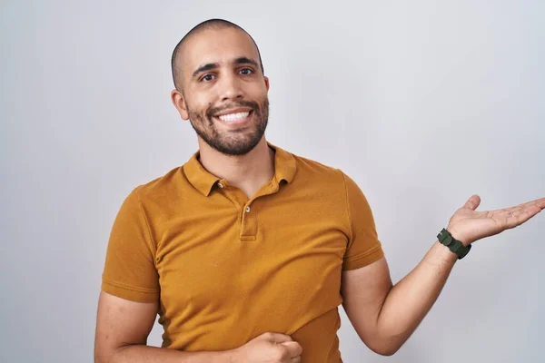 Hispanic Man Beard Standing White Background Smiling Cheerful Presenting Pointing — Foto Stock