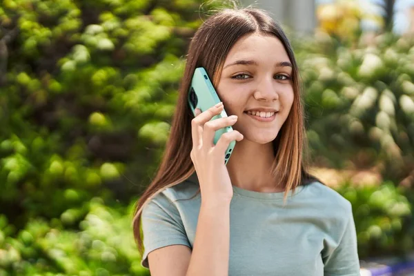 Entzückendes Mädchen Lächelt Selbstbewusst Und Spricht Park Auf Dem Smartphone — Stockfoto