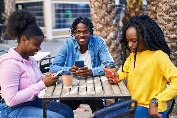 Amigos Afroamericanos Usando Teléfono Inteligente Bebiendo Café Sentado Banco Terraza —  Fotos de Stock