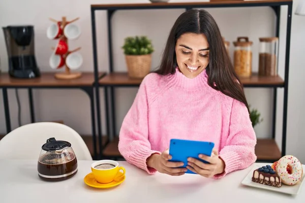 Young Hispanic Woman Using Touchpad Having Breakfast Home — Foto Stock