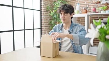 Karton kutuları açan İspanyol genç adam yemek odasında birinci sınıf bir jest yaptı.