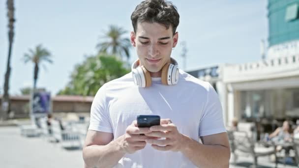 Jeune Homme Hispanique Souriant Confiant Utilisant Smartphone Terrasse Café — Video