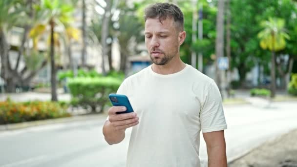 Mladý Muž Používající Smartphone Úsměvem Parku — Stock video
