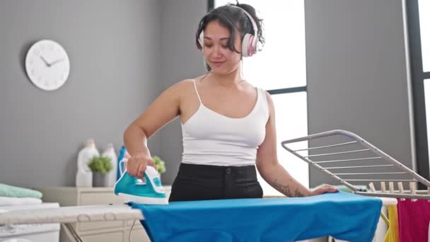 Genç Güzel Spanyol Kadın Müzik Dinliyor Çamaşırhanede Giysileri Ütülüyor — Stok video
