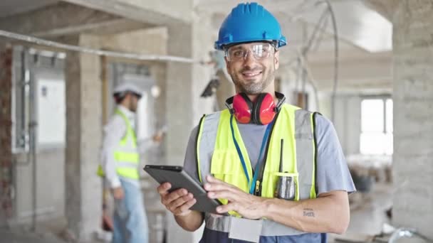Dos Hombres Constructores Sonriendo Confiados Usando Touchpad Sitio Construcción — Vídeos de Stock