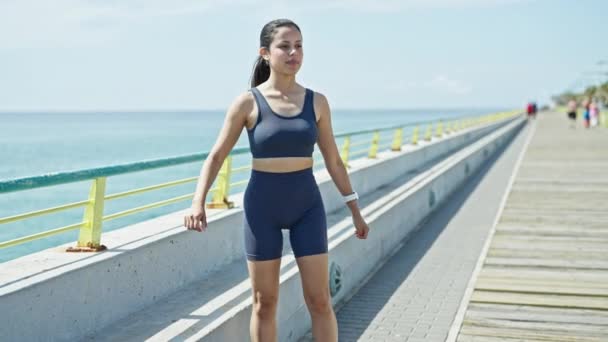 Genç Güzel Spanyol Kadın Deniz Kenarında Spor Kıyafeti Giyiyor — Stok video