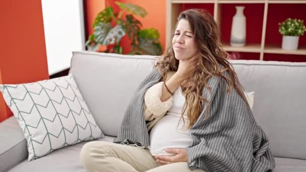 怀孕少女生病在家摸肚子 — 图库视频影像
