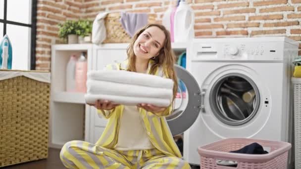 Junge Blonde Frau Beim Wäschewaschen Mit Gefalteten Handtüchern Der Waschküche — Stockvideo
