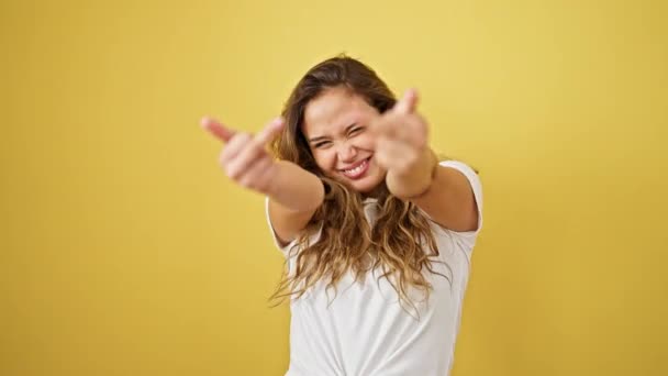 Jong Mooi Latino Vrouw Glimlachen Zelfverzekerd Doen Middelvinger Gebaar Geïsoleerde — Stockvideo