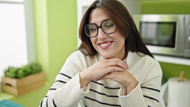 Jonge Mooie Spaanse Vrouw Glimlachend Zelfverzekerd Zittend Tafel Eetkamer — Stockvideo
