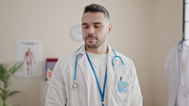 Mladý Hispánský Lékař Stojící Zkříženýma Rukama Říká Prstem Klinice — Stock video