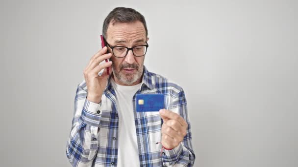 Uomo Mezza Età Parlando Smartphone Possesso Carta Credito Sfondo Bianco — Video Stock
