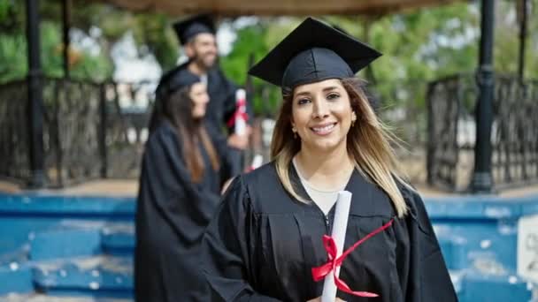 Sekelompok Mahasiswa Lulus Dengan Gelar Diploma Kampus Universitas — Stok Video
