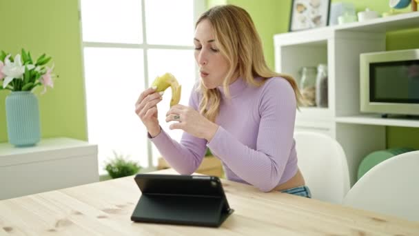 Joven Hermosa Mujer Hispana Comiendo Plátano Viendo Video Touchpad Comedor — Vídeos de Stock