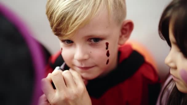 Ομάδα Παιδιών Που Έχουν Halloween Συνθέτουν Στο Πρόσωπο Στο Σπίτι — Αρχείο Βίντεο