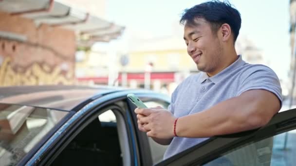 Использование Смартфона Опираясь Дверь Автомобиля Улице — стоковое видео