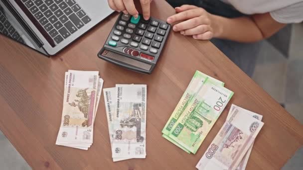 Fiatal Szőke Számolja Rubel Bankjegyek Segítségével Számológép Otthon — Stock videók