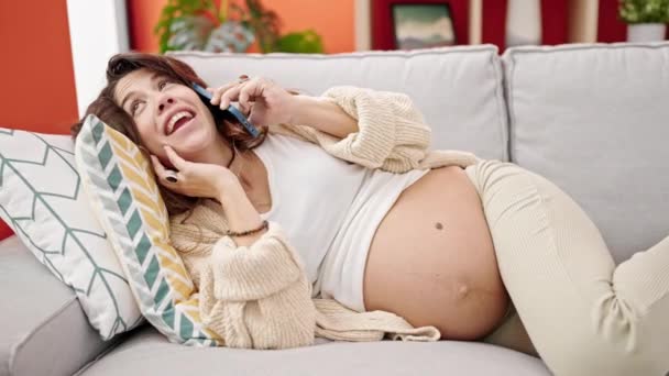 Genç Hamile Bir Kadın Akıllı Telefonuyla Evde Kanepede Uzanıyor — Stok video
