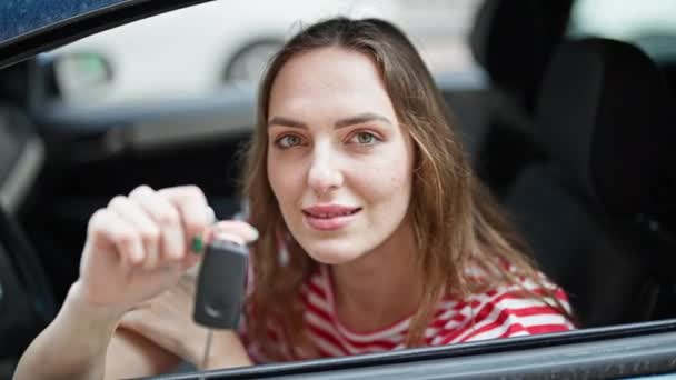 Ung Blond Kvinna Ler Säker Håller Nyckeln Till Bil Gatan — Stockvideo