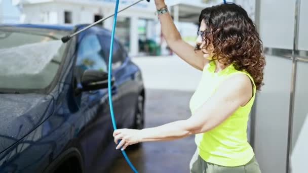 Μεσήλικας Ισπανόφωνη Γυναίκα Πλένει Αυτοκίνητο Πλυντήριο Πιέσεων Στο Σταθμό Πλυσίματος — Αρχείο Βίντεο