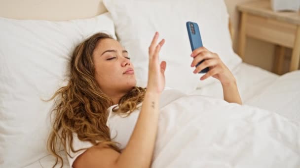Genç Güzel Spanyol Kadın Akıllı Telefon Kullanıyor Yatak Odasında Uzanmaktan — Stok video