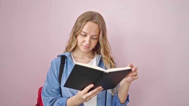 Ung Blond Kvinna Student Läser Bok Gör Tummen Upp Gest — Stockvideo