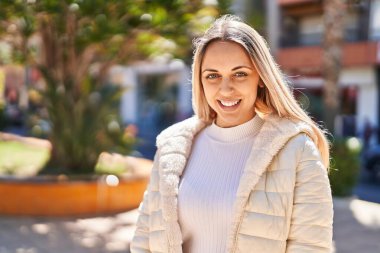 Parkta kendine güvenen genç bir kadın.