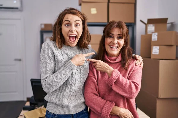 Duas Mulheres Trabalhando Comércio Eletrônico Pequenas Empresas Sorrindo Feliz Apontando — Fotografia de Stock