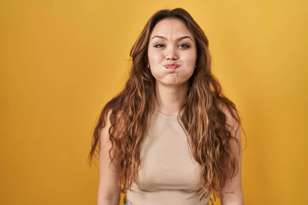 Junge Hispanische Frau Die Vor Gelbem Hintergrund Steht Und Mit — Stockfoto