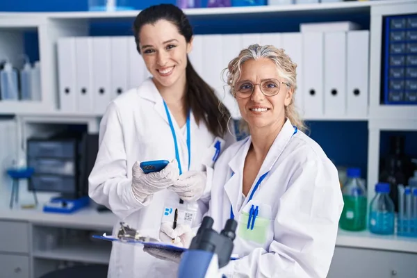 Duas Mulheres Cientistas Usando Smartphone Trabalhando Laboratório — Fotografia de Stock