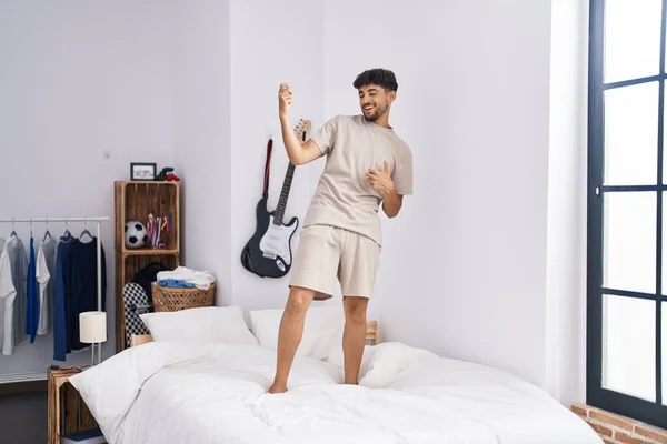 Junger Arabischer Mann Lächelt Selbstbewusst Auf Bett Schlafzimmer — Stockfoto