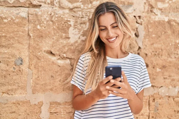 Νεαρή Ξανθιά Γυναίκα Χαμογελά Αυτοπεποίθηση Χρησιμοποιώντας Smartphone Πάνω Από Απομονωμένο — Φωτογραφία Αρχείου
