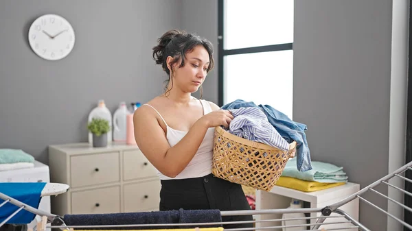 Junge Schöne Hispanische Frau Hält Korb Mit Kleidern Der Waschküche — Stockfoto