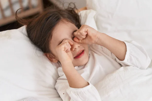 Чарівна Іспаномовна Дівчина Лежить Ліжку Прокидається Спальні — стокове фото