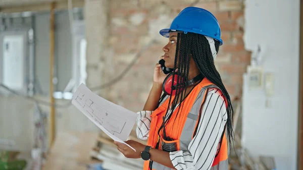 Mujer Afroamericana Constructora Leyendo Proyecto Casa Hablando Por Teléfono Inteligente —  Fotos de Stock