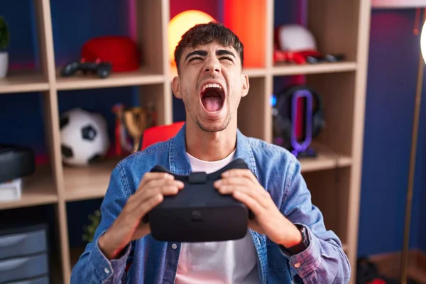 Young Hispanic Man Wearing Virtual Reality Glasses Angry Mad Screaming — Stock Photo, Image