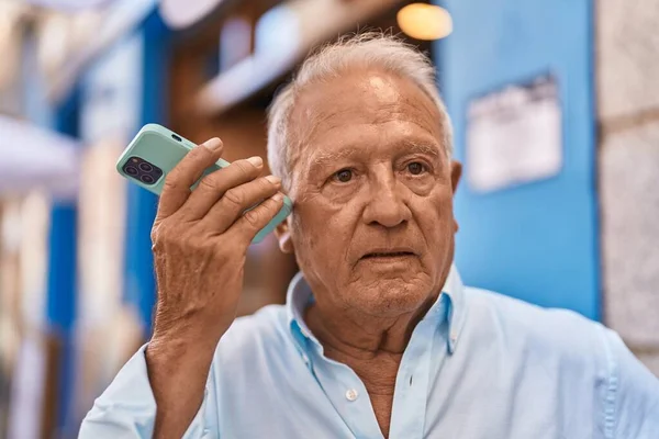 Senior Grijs Harige Man Luisterend Audiobericht Door Smartphone Straat — Stockfoto