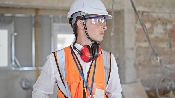 年轻的高加索人建筑师站在建筑工地上 表情轻松 — 图库照片