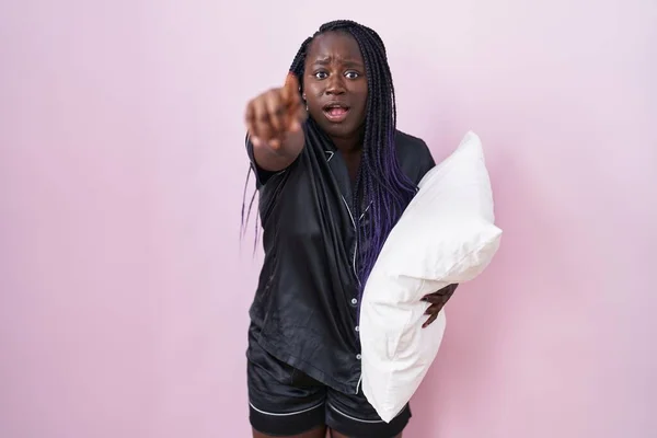 Jonge Afrikaanse Vrouw Draagt Pijama Knuffelkussen Wijzen Met Vinger Verrast — Stockfoto
