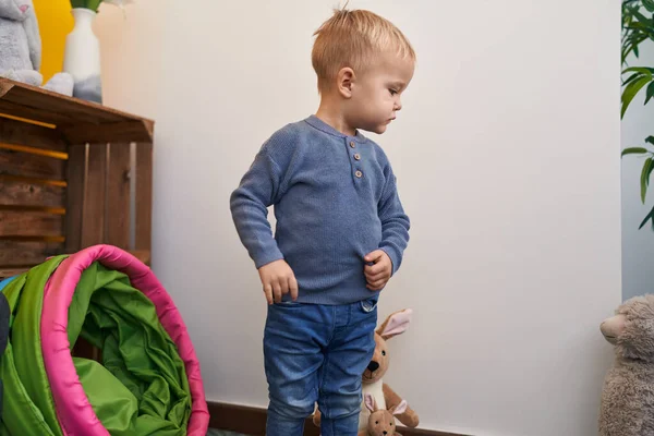 Bedårande Kaukasiska Pojke Står Med Avslappnad Uttryck Hemma — Stockfoto