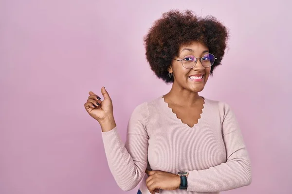 Ung Afrikansk Amerikansk Kvinna Står Över Rosa Bakgrund Med Ett — Stockfoto