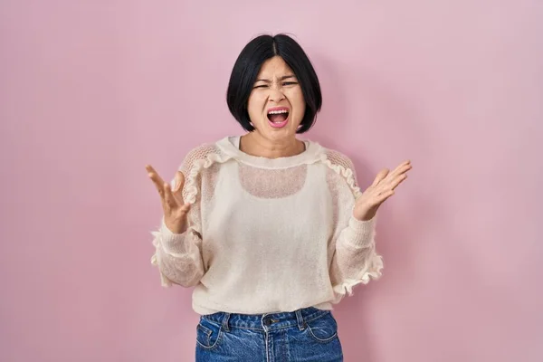 Jonge Aziatische Vrouw Staat Roze Achtergrond Gek Gek Schreeuwen Schreeuwen — Stockfoto