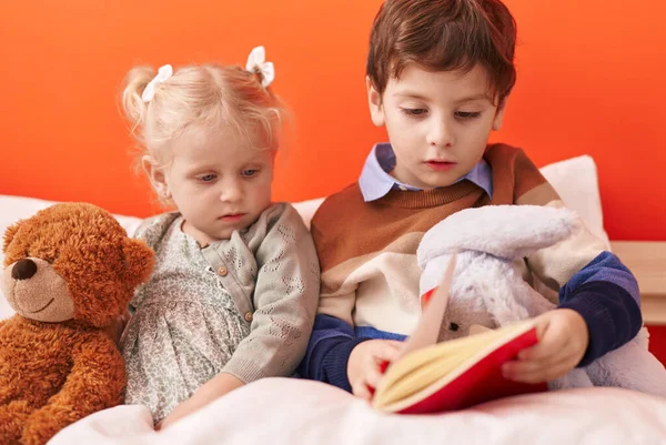 Liebenswert Junge Und Mädchen Lesen Buch Sitzen Auf Bett Schlafzimmer — Stockfoto