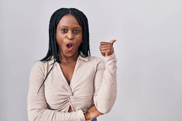 Afrikaanse Vrouw Met Vlechten Staan Witte Achtergrond Verrast Wijzend Met — Stockfoto