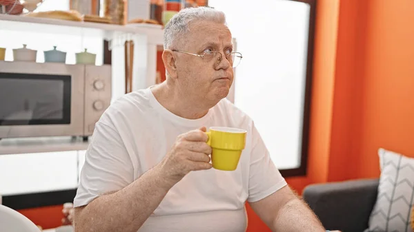 Orta Yaşlı Kır Saçlı Kahve Içen Bir Adam Yemek Odasında — Stok fotoğraf