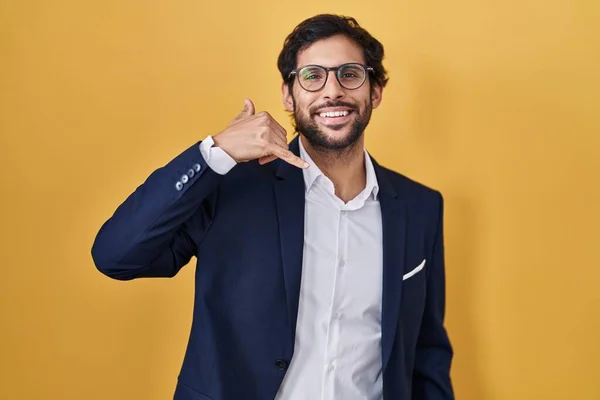Schöner Lateinischer Mann Der Über Gelbem Hintergrund Steht Und Lächelt — Stockfoto