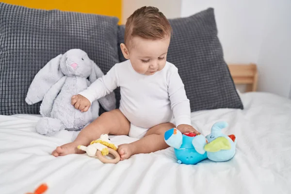 Adorável Bebê Caucasiano Brincando Com Elefante Brinquedo Sentado Cama Casa — Fotografia de Stock
